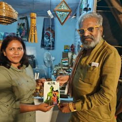 बई काळा घोडा फेस्टीव्हल मधे बांबू लेडी मिनाक्षी वाळके यांची राज्य कृषी मूल्य आयोगाचे अध्यक्ष आणि मुख्यमंत्री पर्यावरण संतुलित विकास टास्क फोर्सचे कार्यकारी अध्यक्ष पाशा पटेल यांनी भेट घेतली. यावेळी मिनाक्षी वाळके यांनी स्वलिखीत बांबू रे बाबू कवितासंग्रह भेट देऊन "अभिसार इनोव्हेटिव्ह" हा बांबू कलेतून महीला सक्षमीकरणाचा सामाजिक सूक्ष्म उद्योगाची माहिती दिली.