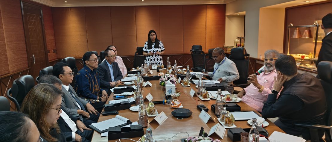 The high-level meeting organized by the Indonesian Palm Oil Association (IPOA), Gabungan Pengusaha Kelapa Sawit Indonesia (GAPKI), on September 26 at the Grand Maratha Hotel in Mumbai was addressed by Maharashra Agriculture Price Chairman Pasha Patel. The event was attended by Mr. Eddy Martono (Chairman, IPOA/GAPKI), Dr. Fadhil Hasan (Head of Foreign Affairs, IPOA/GAPKI), June Kunkoro, Senior Diplomat (Minister), Ministry of Foreign Affairs of the Republic of Indonesia, Ni Made Mahatma Devi, Functional Diplomat at the Ministry of Foreign Affairs of the Republic of Indonesia, Seruni Rhea Sianipar, Indonesian Ambassadors Relation Compartment, GAPKI, and other dignitaries.