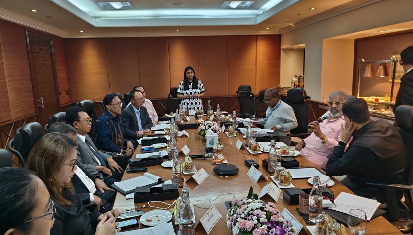 The high-level meeting organized by the Indonesian Palm Oil Association (IPOA), Gabungan Pengusaha Kelapa Sawit Indonesia (GAPKI), on September 26 at the Grand Maratha Hotel in Mumbai was addressed by Maharashra Agriculture Price Chairman Pasha Patel. The event was attended by Mr. Eddy Martono (Chairman, IPOA/GAPKI), Dr. Fadhil Hasan (Head of Foreign Affairs, IPOA/GAPKI), June Kunkoro, Senior Diplomat (Minister), Ministry of Foreign Affairs of the Republic of Indonesia, Ni Made Mahatma Devi, Functional Diplomat at the Ministry of Foreign Affairs of the Republic of Indonesia, Seruni Rhea Sianipar, Indonesian Ambassadors Relation Compartment, GAPKI, and other dignitaries.