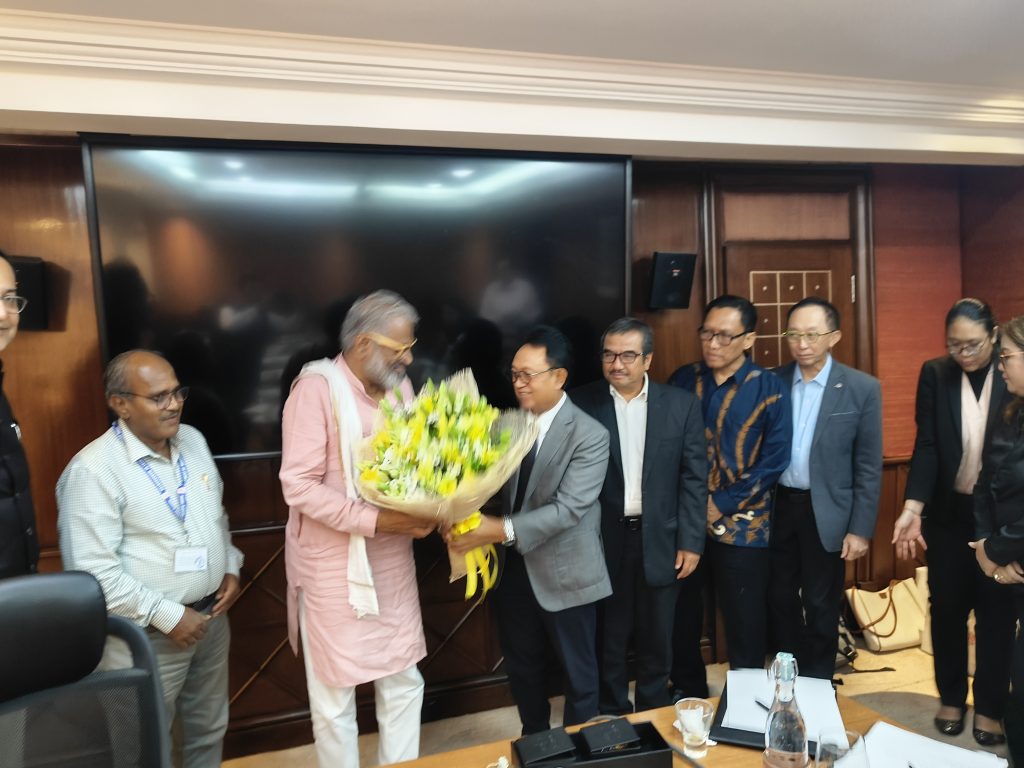 The high-level meeting organized by the Indonesian Palm Oil Association (IPOA), Gabungan Pengusaha Kelapa Sawit Indonesia (GAPKI), on September 26 at the Grand Maratha Hotel in Mumbai was addressed by Maharashra Agriculture Price Chairman Pasha Patel. The event was attended by Mr. Eddy Martono (Chairman, IPOA/GAPKI), Dr. Fadhil Hasan (Head of Foreign Affairs, IPOA/GAPKI), June Kunkoro, Senior Diplomat (Minister), Ministry of Foreign Affairs of the Republic of Indonesia, Ni Made Mahatma Devi, Functional Diplomat at the Ministry of Foreign Affairs of the Republic of Indonesia, Seruni Rhea Sianipar, Indonesian Ambassadors Relation Compartment, GAPKI, and other dignitaries.