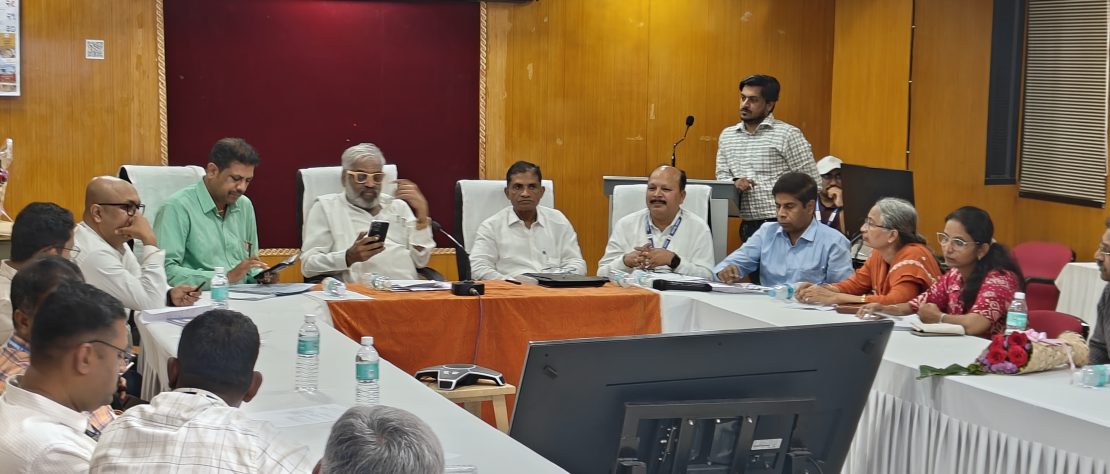 Pasha Patel addressing onion meet at MPKV