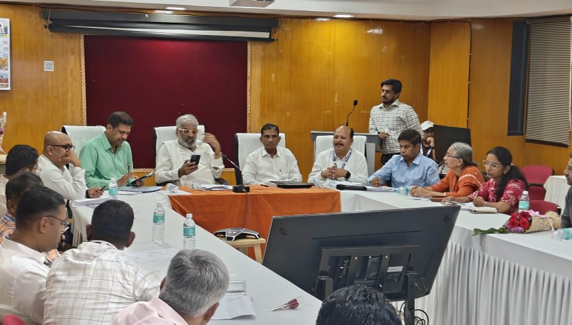 Pasha Patel addressing onion meet at MPKV