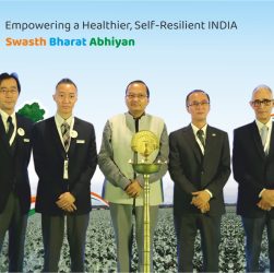 ブロッコリー消費会議 - 2026 開会式 – 儀式のランプ点灯（左から右へ）：Sakata Seedsディレクター Mr. Ramesh Shirguppi、Sakata Seed India常務取締役 Mr. Kenji Takikawa、海外営業・マーケティング担当上級副部長 Mr. Isao Iuchi、中央農業長官 Dr. P. K. Singh、ムンバイ日本国総領事 Mr. Koji Yagi、スペインのブロッコリー革命の先駆者 Dr. Javier Bernabeu、Sakata Seedsディレクター Mr. Ramesh Shirguppi が出席。