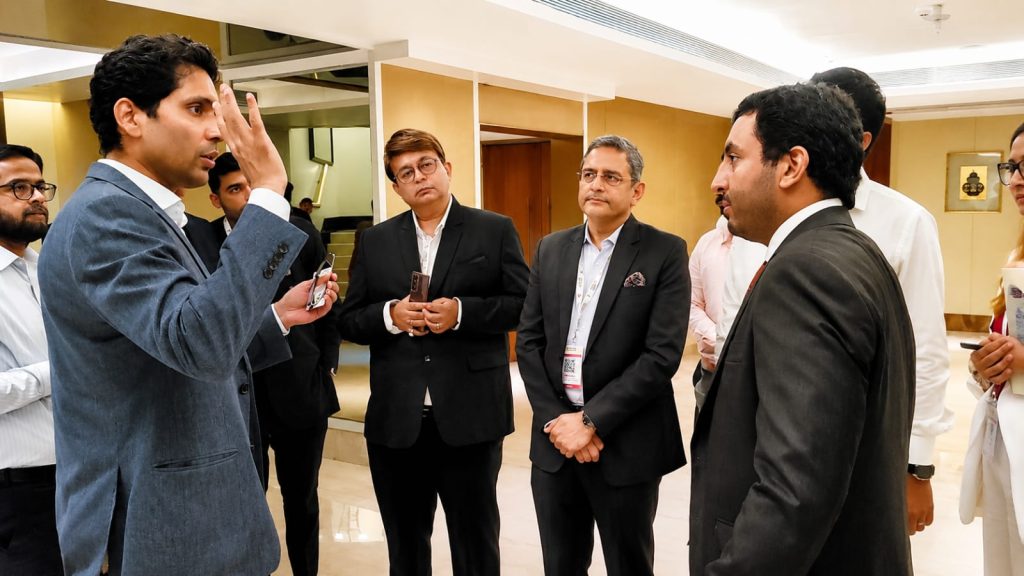 2.महाराष्ट्र सरकार के सचिव (FDI एवं प्रवासी भारतीय) डॉ. राजेश गावंडे, IFS, SUMFLEX 2026, मुंबई में उद्योग प्रतिभागियों के साथ संवाद करते हुए। यह सम्मेलन महाराष्ट्र की FDI सुविधा टीम के लिए वैश्विक न्यूट्रास्यूटिकल, फार्मास्यूटिकल एवं स्थिरता-केंद्रित निवेशकों से जुड़ने का एक महत्वपूर्ण मंच बना।